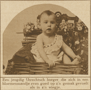 870539 Afbeelding van een Utrechtse baby ('jeugdig Utrechtsch burger'), in een bloemenmandje.